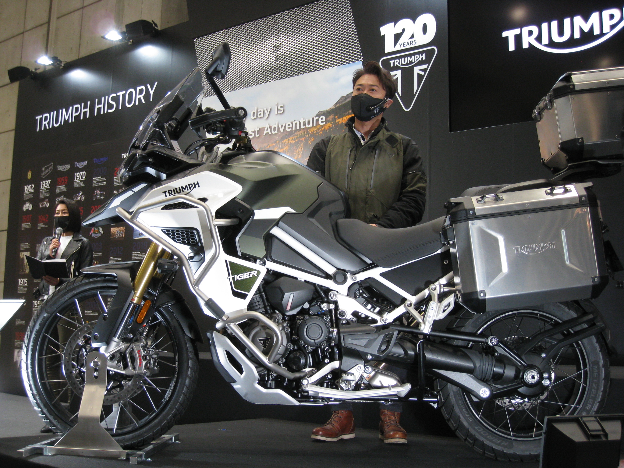 トライアンフMJ　東京モーターサイクルショー　　新設計「タイガー1200」、近代カフェレーサー「SPEED TRIPLE 1200 RR」強調