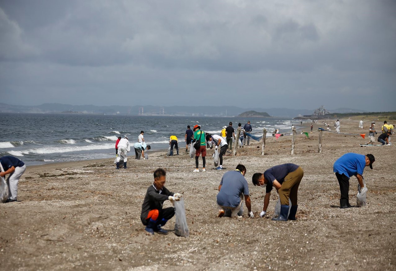 AJ千葉　　県内の富津下洲海岸で清掃作業
