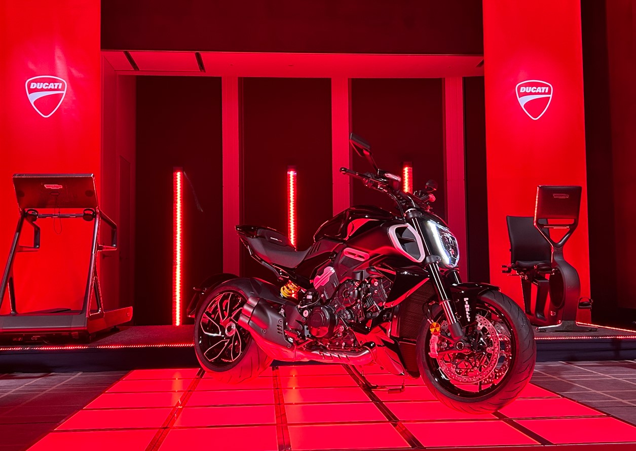 オートバイ流通新聞 | ドゥカティジャパン 新型「ディアベルV4」披露 「マッスル」伊フィットネスマシンのTechnogymと協力