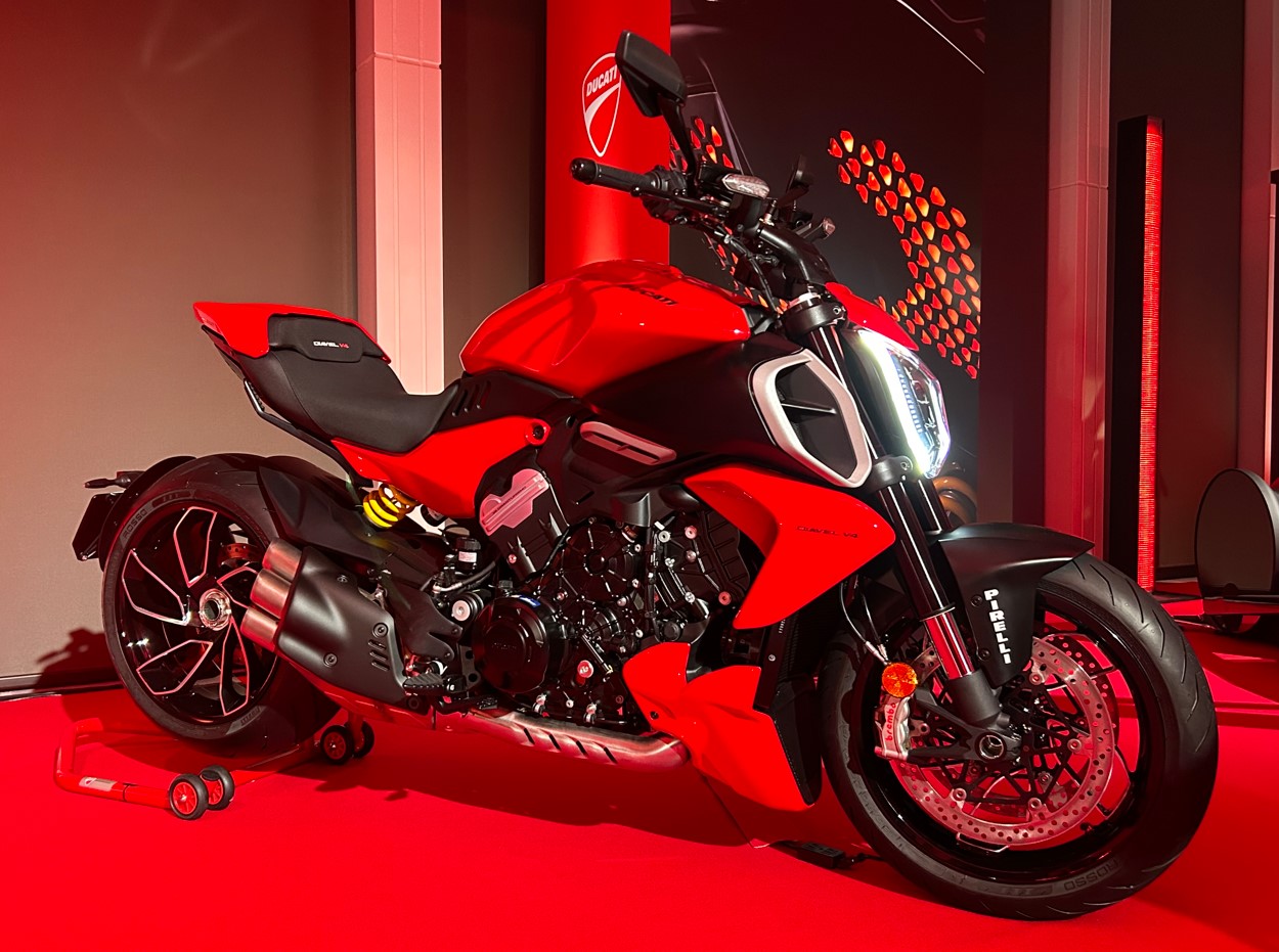 オートバイ流通新聞 | ドゥカティジャパン 新型「ディアベルV4」披露 「マッスル」伊フィットネスマシンのTechnogymと協力