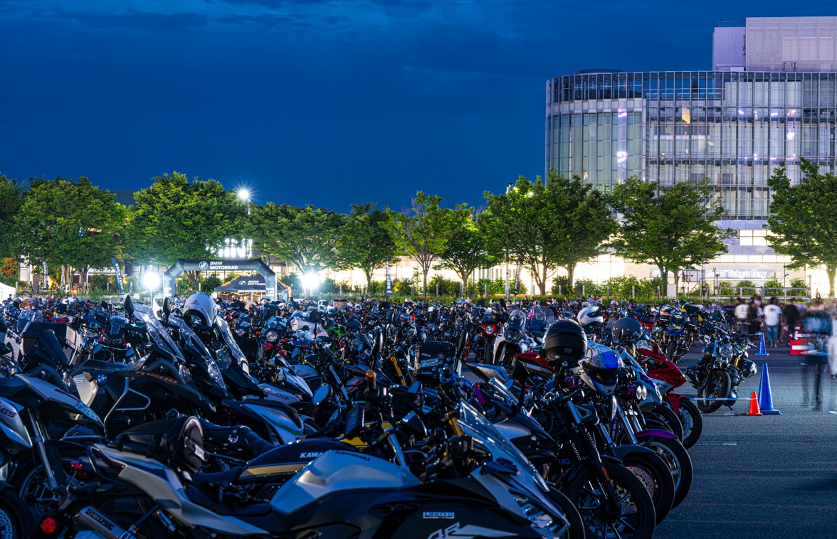 土曜夜にライダー2000人 BMW Motorradの「NIGHT RIDER MEETING TOKYO 2025」 隙間時間、乗る動機づけ