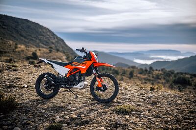 KTM 新型「KTM 390 ENDURO R」発売 日常もダートも、本格派機能