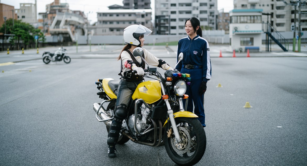 バイク免許取得“涼しく”　姪浜ドライビングスクール　　猛暑対策で二輪教習生に「冷却ベスト」進呈