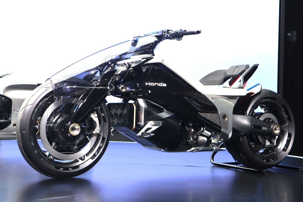 【ホンダ　モビリティショー2025】二輪、30年EVに向け次世代車　　四輪、来年投入予定のEV「0（ゼロ）シリーズ」　　技術は「宇宙」へ