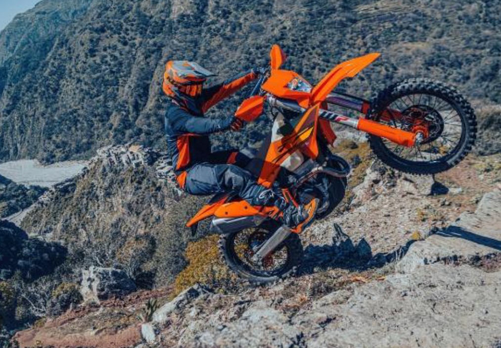 KTM　26年オフロードモデル発売　　「エンデューロ」足回り向上、「モトクロス」新カラーなど