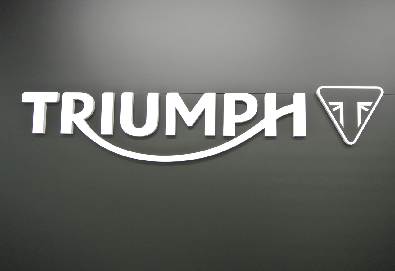 トライアンフ「THRUXTON 400」「TRACKER 400」店頭勢揃い　　トライアンフMJ　　若年層など裾野広げる