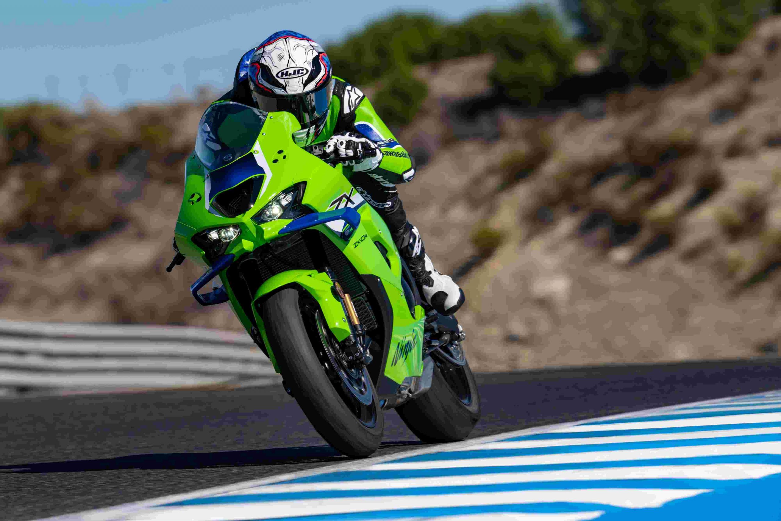 カワサキ、新型「Ninja ZX-10R」「同10RR」発売　　大型ウイングレットで走行性能向上　公道でも利便性強化