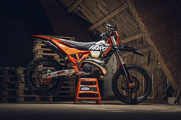 KTM、エンデューロ最高峰「300 XC-W HARDENDURO」27年型を発売