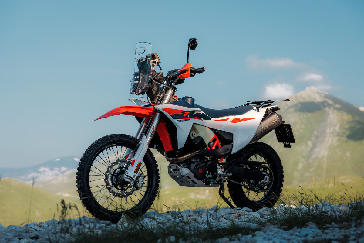 KTM「690 RALLY」を国内導入　ファクトリーラリーのDNA受け継ぐ本格モデル　　27年発売